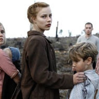 MOVIE｜ナチス高官の子どもたちがたどる過酷な旅『さよなら、アドルフ』
