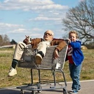 MOVIE｜人気コメディが映画化『ジャッカス／クソジジイのアメリカン横断チン道中』