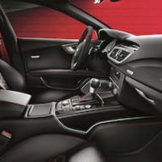赤のアクセントとカーボンをあしらった特別なRS7|Audi