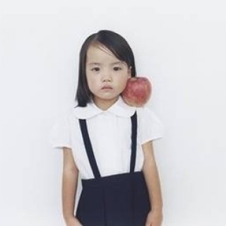 ART｜同じ洋服、動作、背景で撮影された子どもたちのポートレイト『1000 Children』