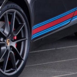 マルティーニカラーをまとったポルシェ911の特別限定車|Porsche