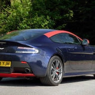 アストン V8 ヴァンテージ N430を英国で試乗する｜Aston Martin