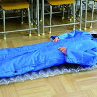 すぐ動ける人型の簡易寝袋にコンパクトなSサイズ登場｜PRODUCT Tokyo Tips 2015年2月