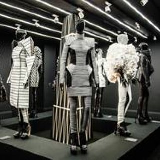ロンドンでブランド10周年を祝うインスタレーション開催｜Gareth Pugh