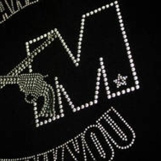 「M」の設立6周年記念のコラボレーションTシャツ｜roar