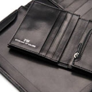 シーンによって使い分けられる「長財布＋二つ折り財布」｜STORAGE OF VALUES