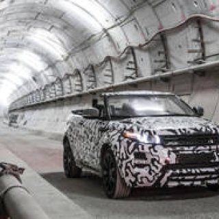 イヴォーク コンバーチブル、地下を激走|Range Rover