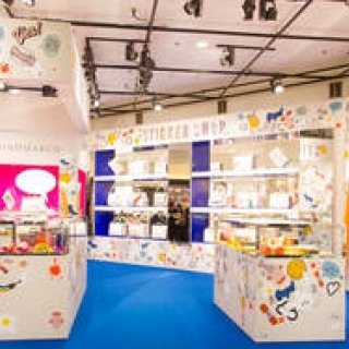 ステッカー専用ポップアップストアを開催｜ANYA HINDMARCH