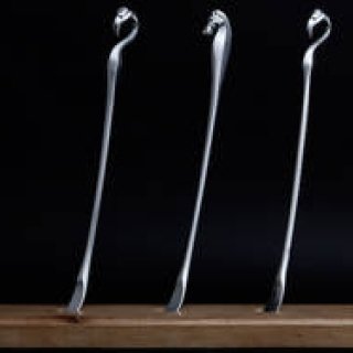 インテリアにもなるアルミの「孫の手」｜CEMENT PRODUCE DESIGN