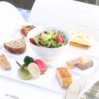 EAT｜春のベージュ アラン・デュカス 東京の屋上庭園で「GINZA Box」を味わう