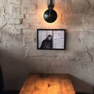 EAT｜アーティスティックな空間で食と音楽が楽しめるダイニングバー「SMITH」がオープン