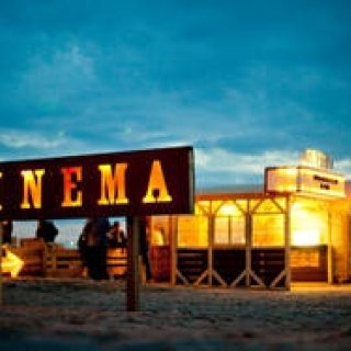 MOVIE｜多彩なイベントが開かれるGW恒例の「逗子海岸映画祭」が今年も開幕！