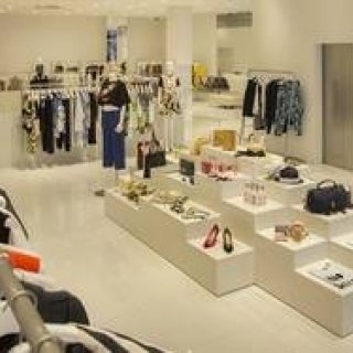 ヴィア バス ストップ、青山にあたらしいランドマークをオープン｜PENDULE VIA BUS STOP