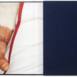 BOOK｜世界限定1000部、すべてサイン入り、マリオ・テスティーノ最新作『Mario Testino: SIR』