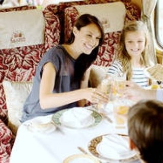 TRAVEL｜ティートレインで伝統的なアフタヌーンティーを