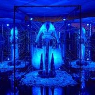 グッチ、スプツニ子！による『エイミの光るシルク』展を開催中｜GUCCI