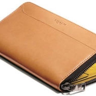 伝統のレザーと現代の意匠が出合う「ウォーター・バッファロー コレクション」｜COACH