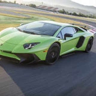 “SV”の称号をもったランボルギーニ アヴェンタドールをスペインで試す 前編｜Lamborghini