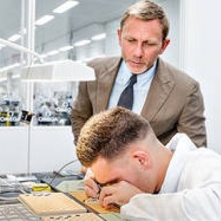“ジェームズ・ボンド”が オメガの新工場を訪問｜OMEGA