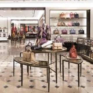 日本最大級の路面店「バーバリー 新宿」がオープン｜Burberry
