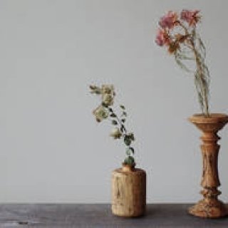 自然が育んだ表情豊かな模様をもつナラ材から生まれた花器｜RetRe