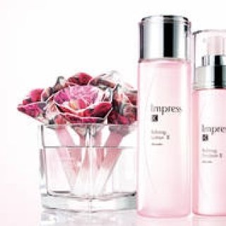 美の哲学の競演。華やかに咲き誇る、冬のスキンケアコフレ｜Impress IC