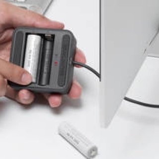 キーボードやマウスのそばで、USB接続で単三電池を充電｜Bluelounge 