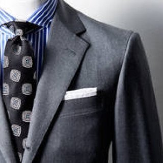 いつものVゾーンにあえての黒タイを取り入れる ｜FAIRFAX