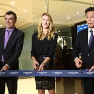 テニス界の伝説、グラフ氏が「ロンジン ブティック銀座」を来訪｜LONGINES