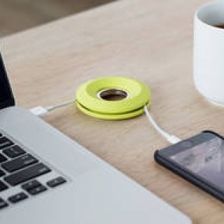 ヨーヨーのようにクルクルと巻くだけ。シンプルなケーブルホルダー｜Bluelounge