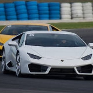 ランボルギーニ・ウラカンLP580-2にモトGPのコースで試乗｜Lamborghini