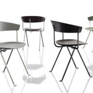 インダストリアルな質感とコンテンポラリーなシルエットが織りなす一脚｜MAGIS