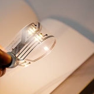 しおりを折り曲げると読書用のライトに!?　画期的な新製品がリリース｜kyouei design