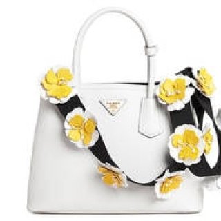 プラダから明るく華やかなフラワーモチーフのバッグストラップが発売！｜PRADA