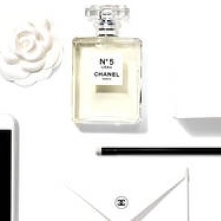 シャネルの香水「N°5」から新作「N°5 ロー」が誕生｜CHANEL