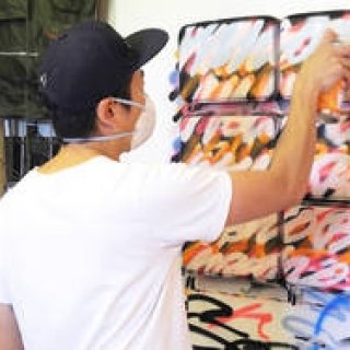 神山隆二のアートワークが光るメガネケースとクリーニングクロス｜blinc vase