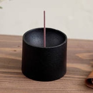 灰を撒き散らしてしまう問題を解決。鋳物のお香立て｜METAPHYS×TOTT