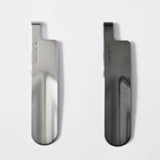 ジャケットから靴べらを取り出してスマートに履く行為を提案｜METAPHYS×TOTT