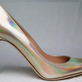 ホログラムが輝く。セルジオ ロッシの日本限定クリスマスコレクション｜SERGIO ROSSI