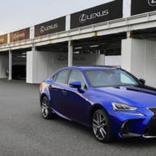 マイナーチェンジを受けた新型レクサス ISに試乗|LEXUS