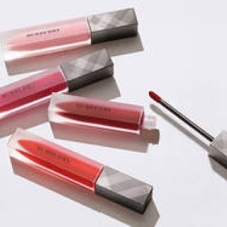 【1/18発売】ジュード・ロウの娘を起用したリップベルベット キャンペーン｜BURBERRY