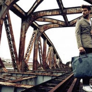 生成りのリネンで足取りも軽く。トレヴァーのバッグを携えて旅に出よう｜TRAVER