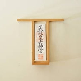 ミニマルで洗練されたデザイン。大治将典が手がけた「神棚」と「仏壇」 ｜川辺手練団