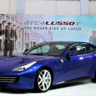 V8ターボにFR採用の「GTC4ルッソT」日本上陸|Ferrari