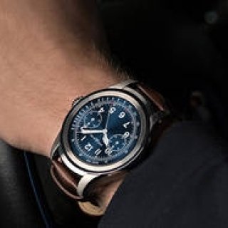 モンブラン初のスマートウォッチ「サミット」は、待機画面がクラシカル｜MONTBLANC