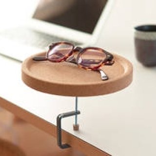 フランス人・女性デザイナーが手がける、コルクとクランプの収納ユニット｜Materia