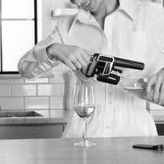 コルクを抜くことなくボトルの中のワインを注げる革新的ツール「CORAVIN」｜DESIGN