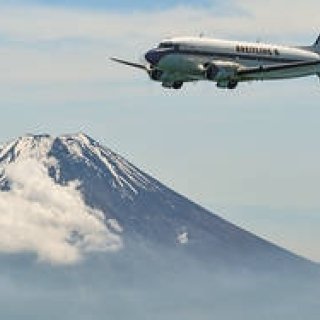 ブライトリングDC-3、77年目の機体が来訪｜BREITLING
