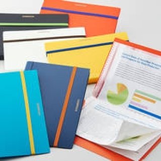 A4サイズの書類を二つ折りにして、快適に持ち運べる「コンパック」｜KING JIM