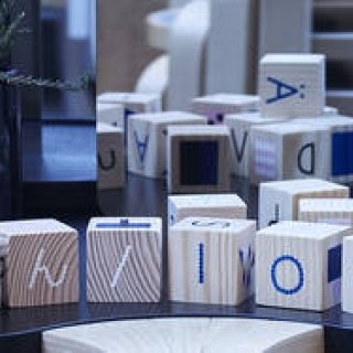 グラフィックデザイナー、ハンナ・コノラによる限定ウッドブロック｜FIN/100